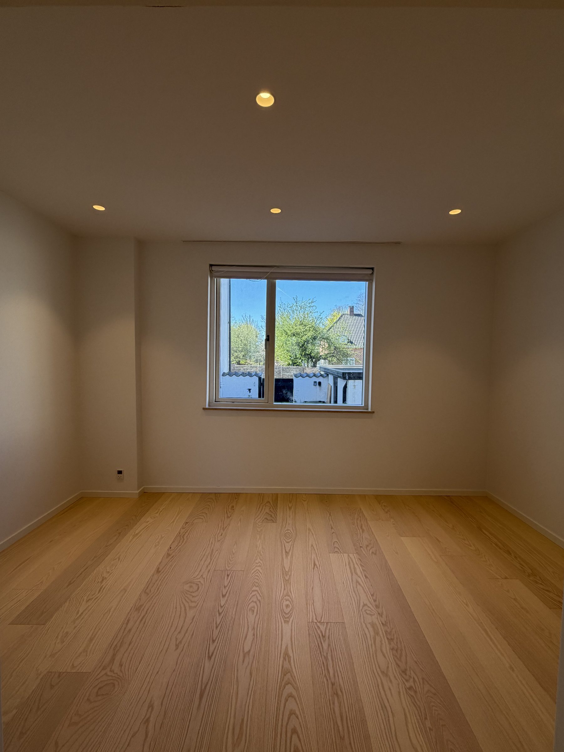 Renoveret rum med lyst askeplankegulv